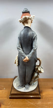 Charger l&#39;image dans la galerie, Clown en porcelaine G. Armani sur socle en bois – style vintage
