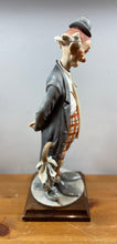 Charger l&#39;image dans la galerie, Clown en porcelaine G. Armani sur socle en bois – style vintage

