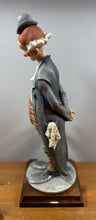 Charger l&#39;image dans la galerie, Clown en porcelaine G. Armani sur socle en bois – style vintage
