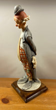 Charger l&#39;image dans la galerie, Clown en porcelaine G. Armani sur socle en bois – style vintage
