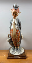 Charger l&#39;image dans la galerie, Clown en porcelaine G. Armani sur socle en bois – style vintage
