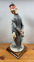 Charger l&#39;image dans la galerie, Clown en porcelaine G. Armani sur socle en bois – style vintage
