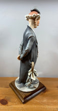 Charger l&#39;image dans la galerie, Clown en porcelaine G. Armani sur socle en bois – style vintage
